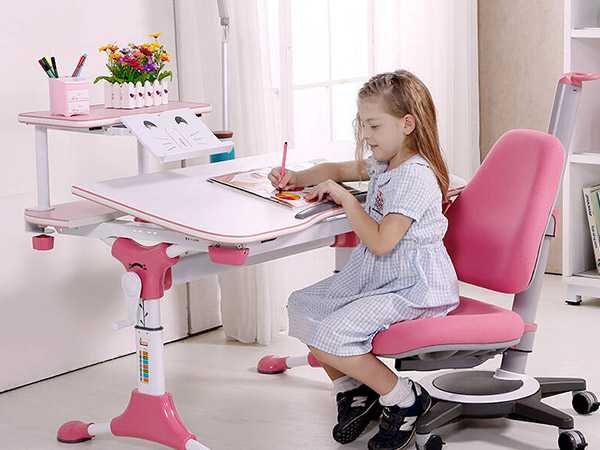一张合适的儿童书桌，才更有利于健康成长
