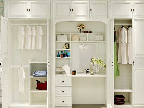 卧室选择白色定制衣柜的好处和技巧
