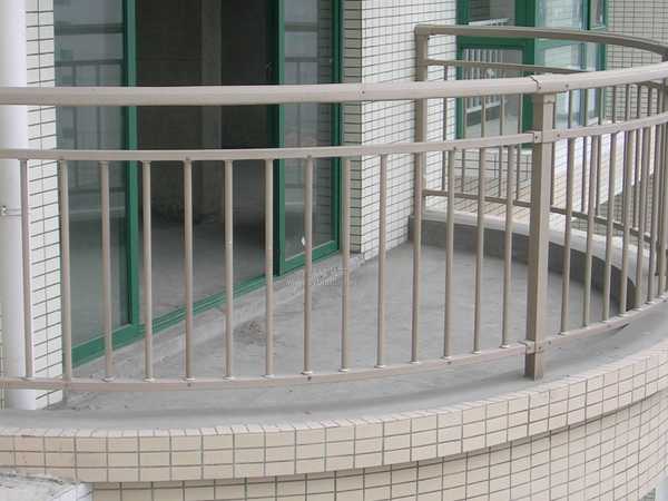 阳台护栏用什么材料好_阳台护栏安装方法