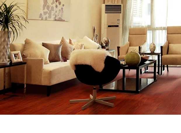 红色木地板客厅配什么沙发？木地板颜色怎么选？